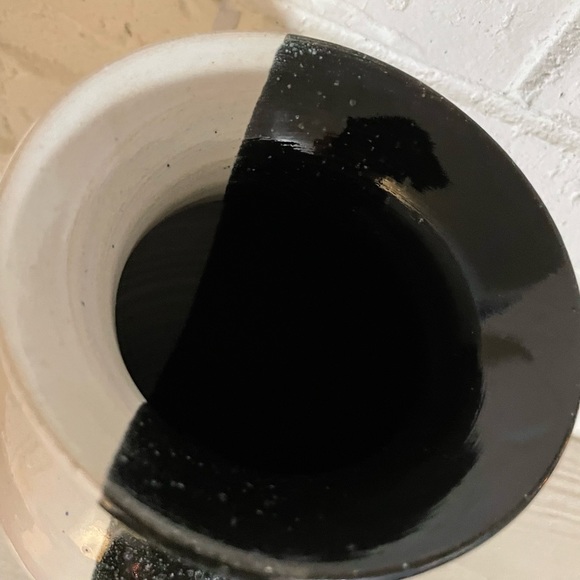 Signed EJ King NC pottery vase. Black and white glossy glaze. 1999. 10” tall. - Picture 5 of 7